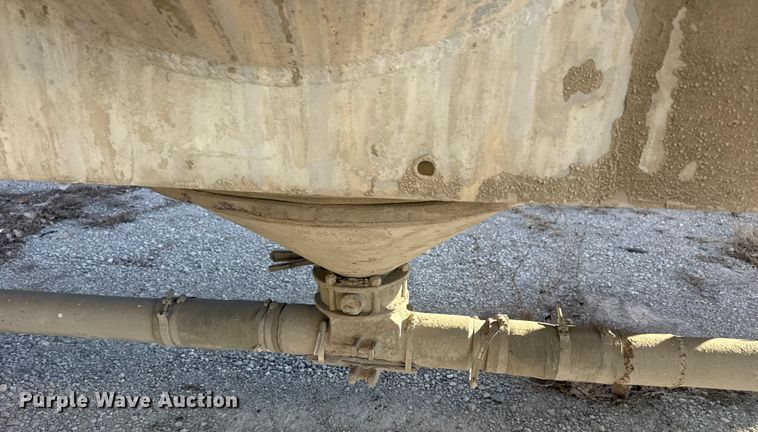 image for item DQ4195 1983 The Heil Co. pneumatic dry bulk trailer