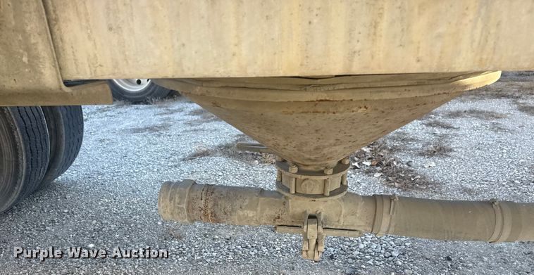 image for item DQ4195 1983 The Heil Co. pneumatic dry bulk trailer