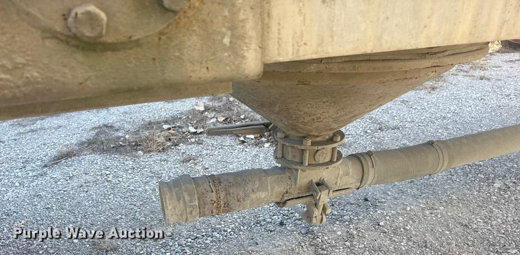 image for item DQ4195 1983 The Heil Co. pneumatic dry bulk trailer