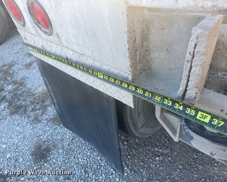 image for item DQ4195 1983 The Heil Co. pneumatic dry bulk trailer