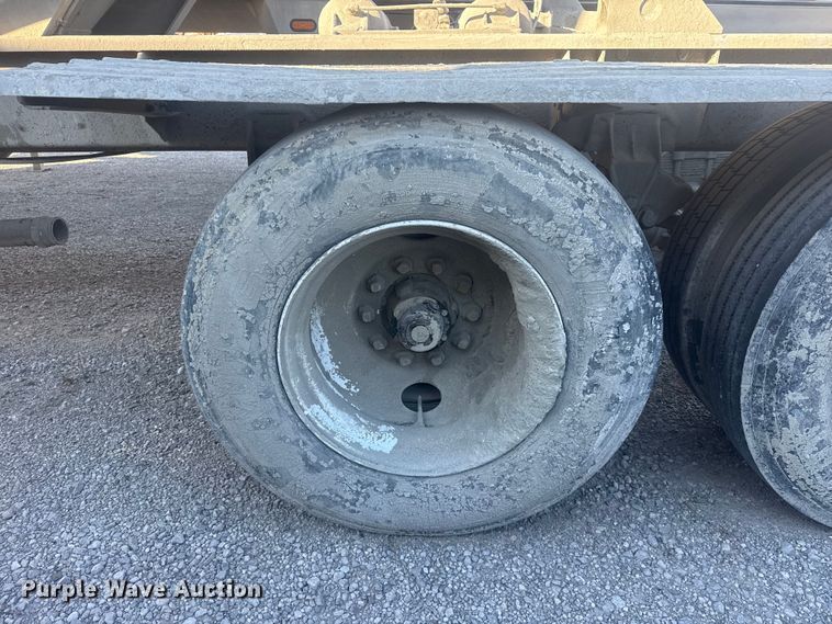 image for item DQ4195 1983 The Heil Co. pneumatic dry bulk trailer