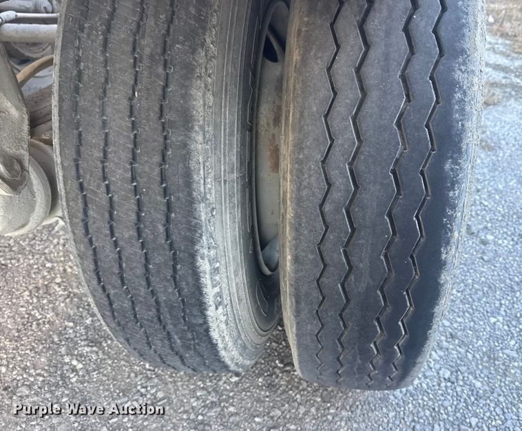 image for item DQ4195 1983 The Heil Co. pneumatic dry bulk trailer