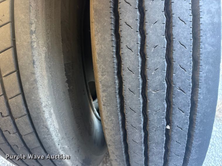 image for item DQ4195 1983 The Heil Co. pneumatic dry bulk trailer