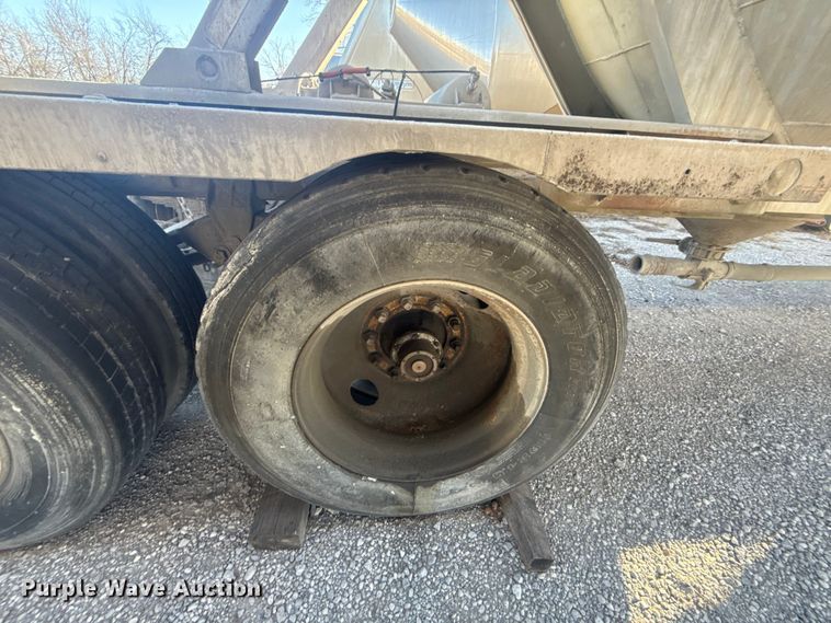 image for item DQ4195 1983 The Heil Co. pneumatic dry bulk trailer