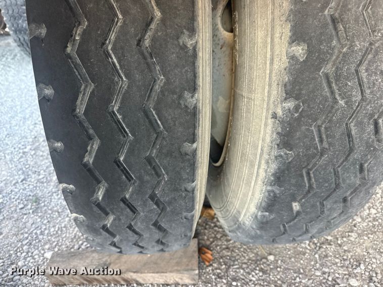 image for item DQ4195 1983 The Heil Co. pneumatic dry bulk trailer