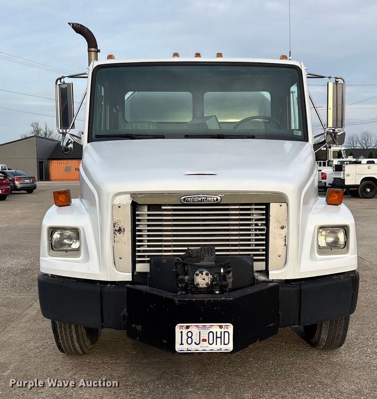 image for item DT0132 2002 Freightliner FL60 oil distributor truck