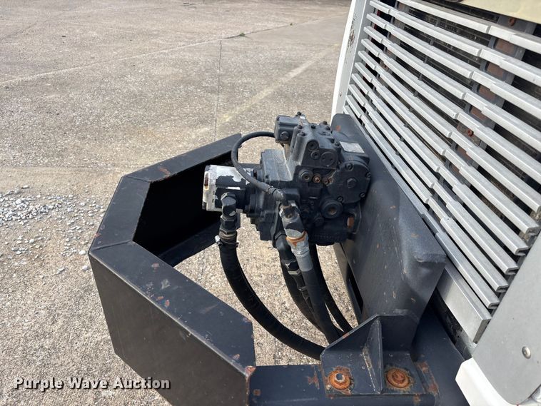 image for item DT0132 2002 Freightliner FL60 oil distributor truck