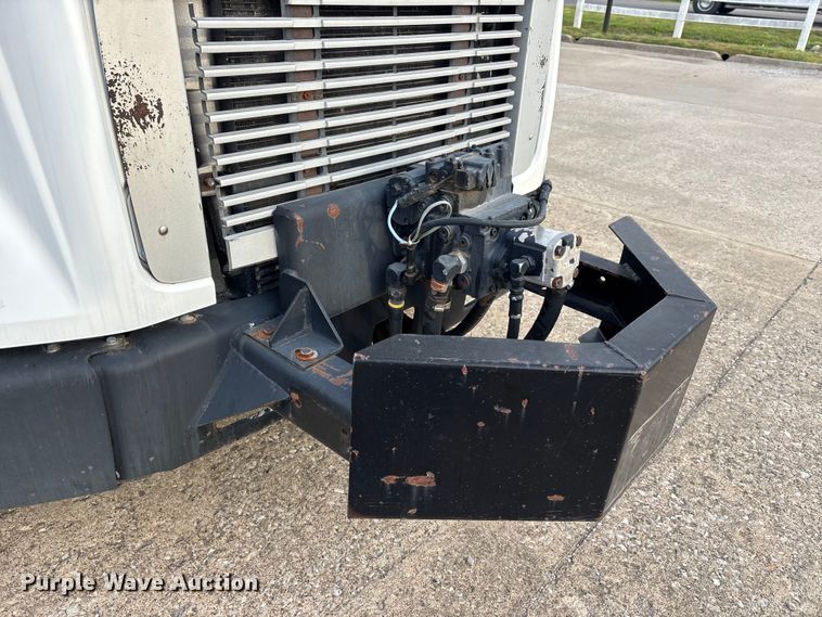 image for item DT0132 2002 Freightliner FL60 oil distributor truck