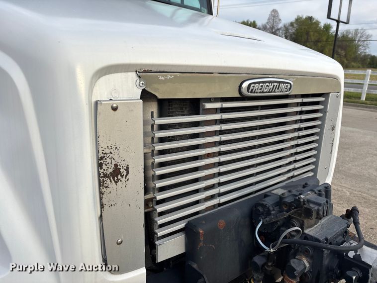 image for item DT0132 2002 Freightliner FL60 oil distributor truck