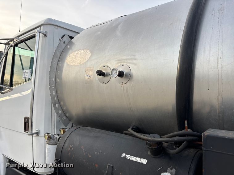 image for item DT0132 2002 Freightliner FL60 oil distributor truck