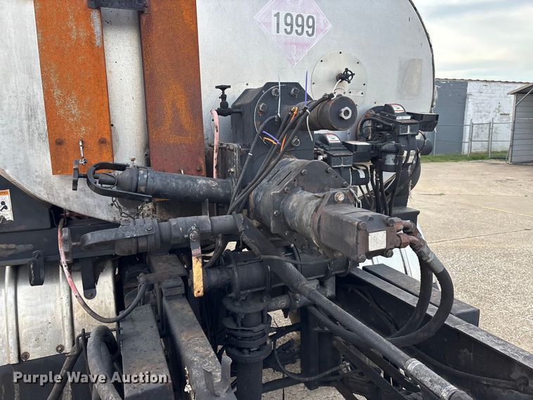 image for item DT0132 2002 Freightliner FL60 oil distributor truck