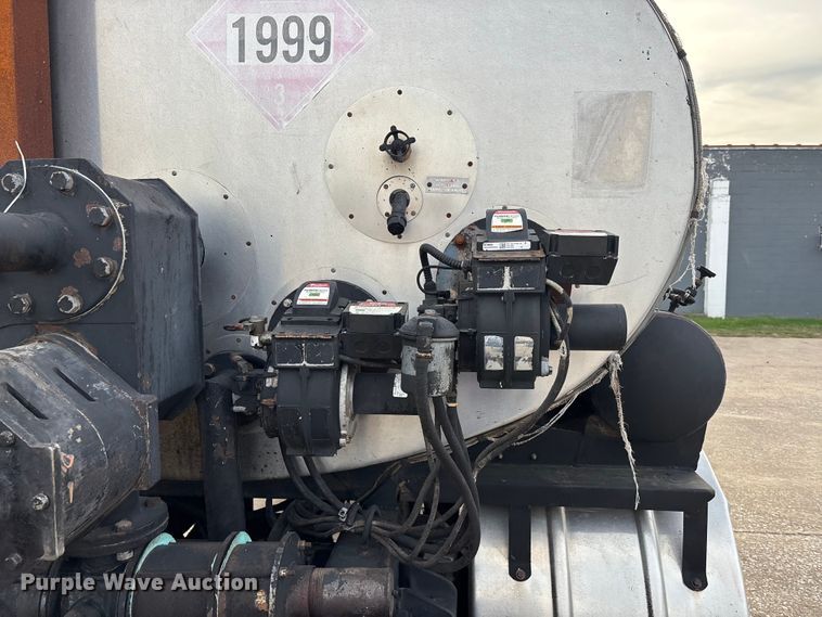 image for item DT0132 2002 Freightliner FL60 oil distributor truck