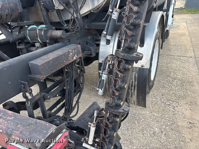 image for item DT0132 2002 Freightliner FL60 oil distributor truck