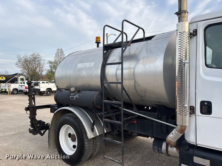 image for item DT0132 2002 Freightliner FL60 oil distributor truck