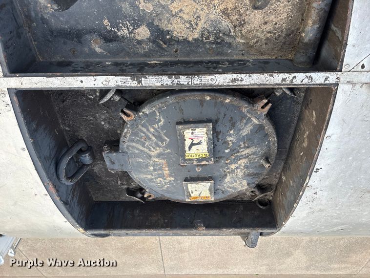 image for item DT0132 2002 Freightliner FL60 oil distributor truck