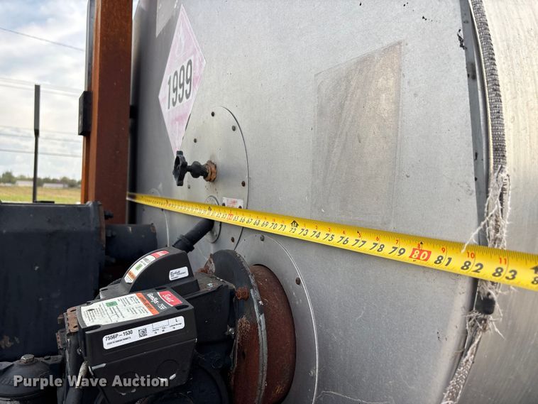 image for item DT0132 2002 Freightliner FL60 oil distributor truck