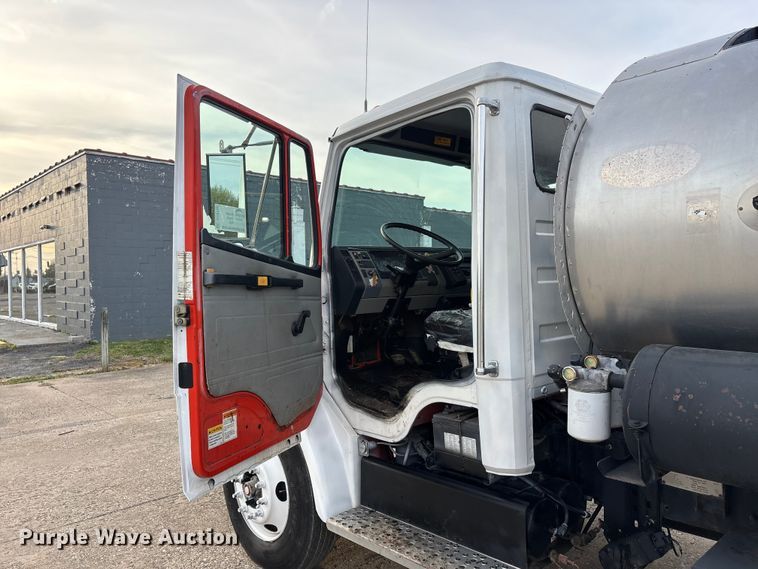 image for item DT0132 2002 Freightliner FL60 oil distributor truck