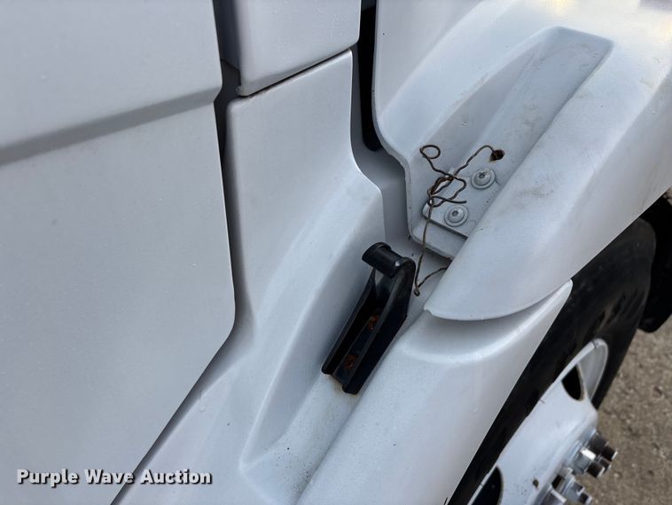 image for item DT0132 2002 Freightliner FL60 oil distributor truck