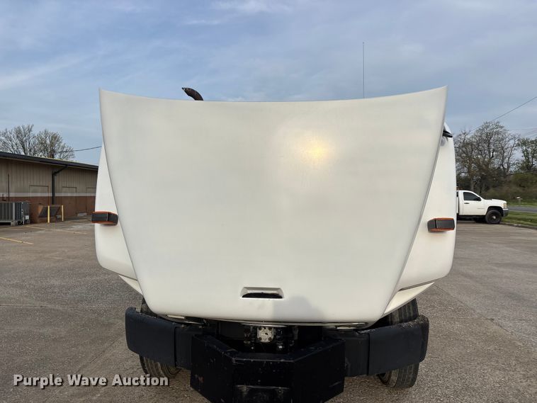 image for item DT0132 2002 Freightliner FL60 oil distributor truck