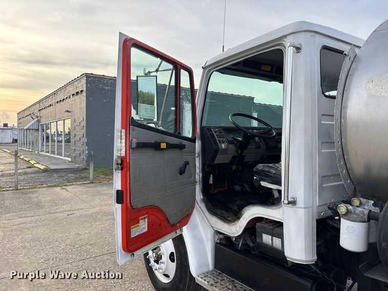 image for item DT0132 2002 Freightliner FL60 oil distributor truck