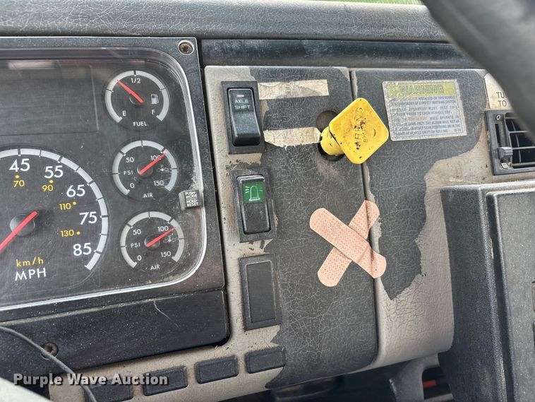 image for item DT0132 2002 Freightliner FL60 oil distributor truck