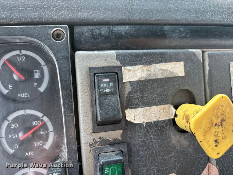 image for item DT0132 2002 Freightliner FL60 oil distributor truck