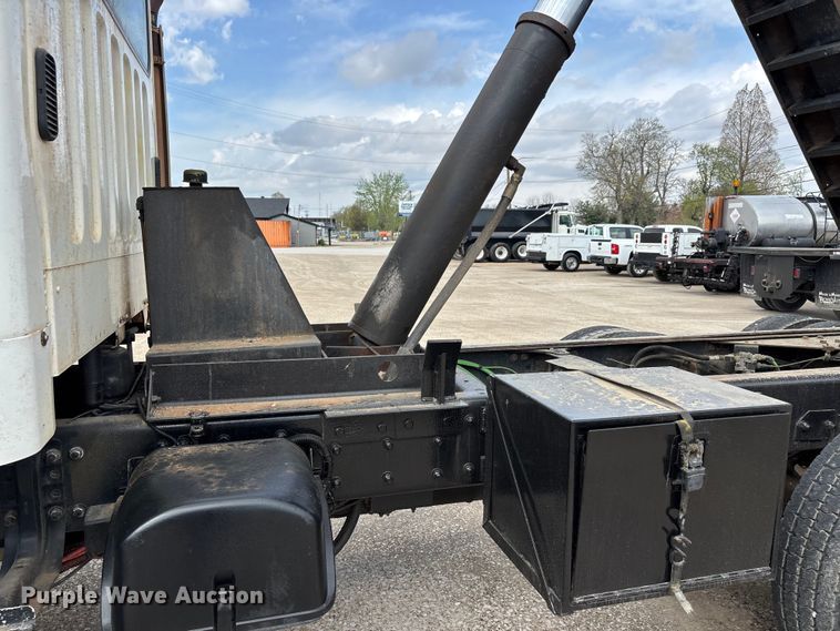 image for item DT0134 2004 Freightliner Business Class M2 dump truck