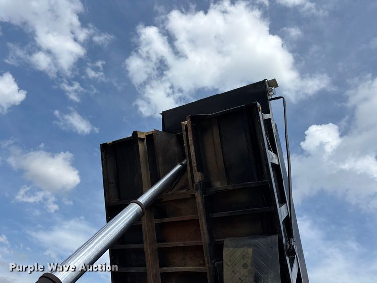 image for item DT0134 2004 Freightliner Business Class M2 dump truck