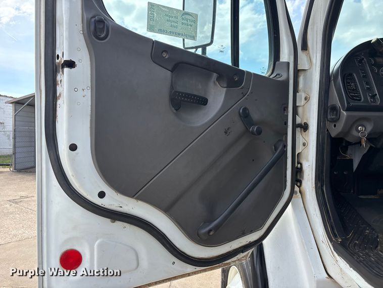 image for item DT0134 2004 Freightliner Business Class M2 dump truck