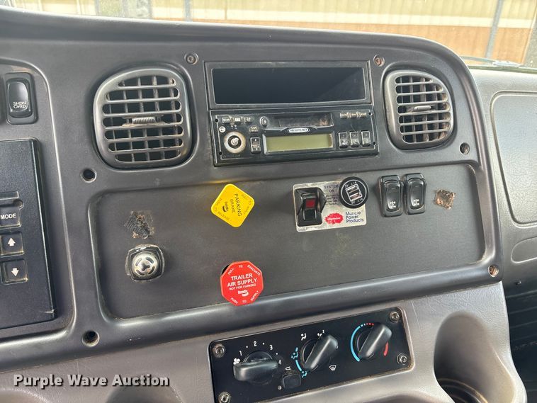 image for item DT0134 2004 Freightliner Business Class M2 dump truck