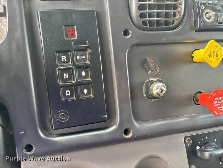 image for item DT0134 2004 Freightliner Business Class M2 dump truck