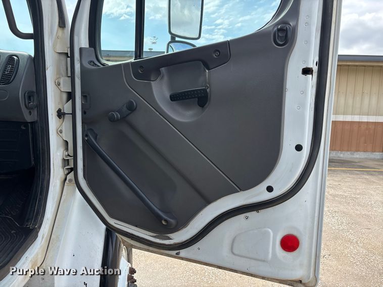 image for item DT0134 2004 Freightliner Business Class M2 dump truck