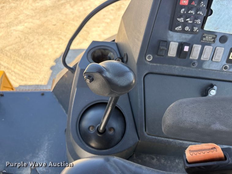 image for item DT0178 2018 John Deere 310SL backhoe