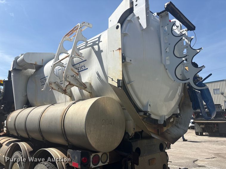 image for item DT2881 2004 Sterling LT7500 vacuum truck