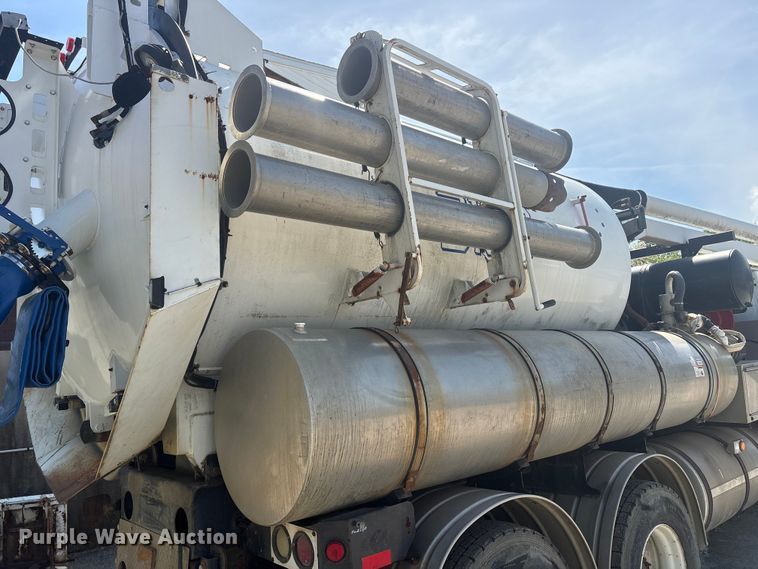 image for item DT2881 2004 Sterling LT7500 vacuum truck