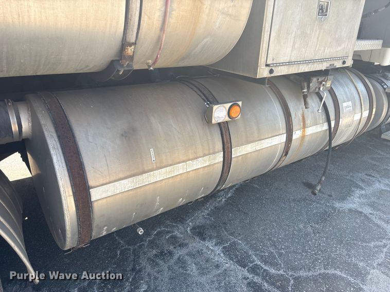 image for item DT2881 2004 Sterling LT7500 vacuum truck