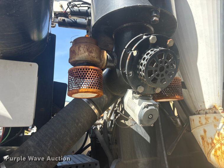 image for item DT2881 2004 Sterling LT7500 vacuum truck