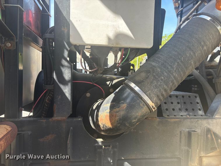 image for item DT2881 2004 Sterling LT7500 vacuum truck