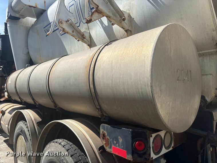 image for item DT2881 2004 Sterling LT7500 vacuum truck