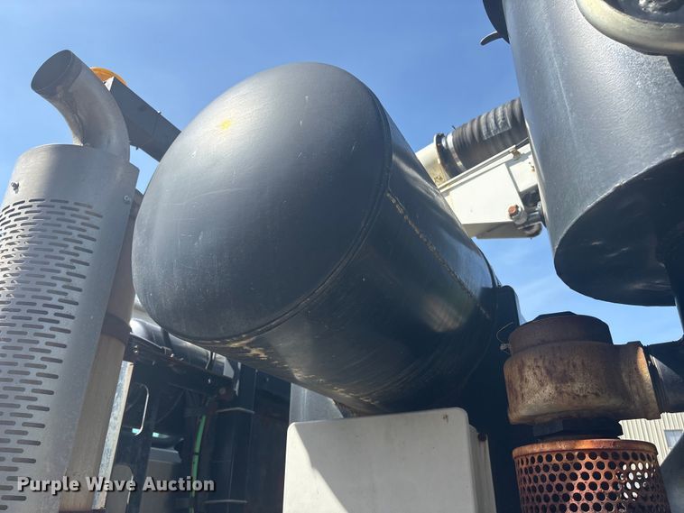 image for item DT2881 2004 Sterling LT7500 vacuum truck