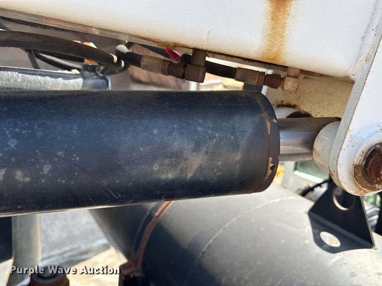 image for item DT2881 2004 Sterling LT7500 vacuum truck