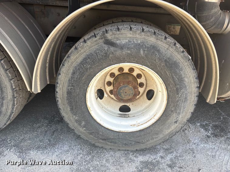 image for item DT2881 2004 Sterling LT7500 vacuum truck