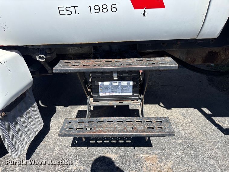 image for item DU0402 2000 Ford F650 dump truck