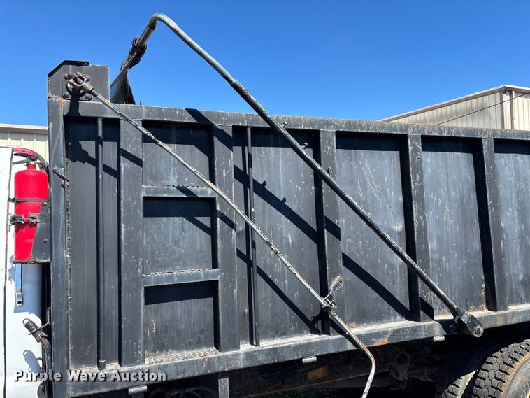 image for item DU0402 2000 Ford F650 dump truck