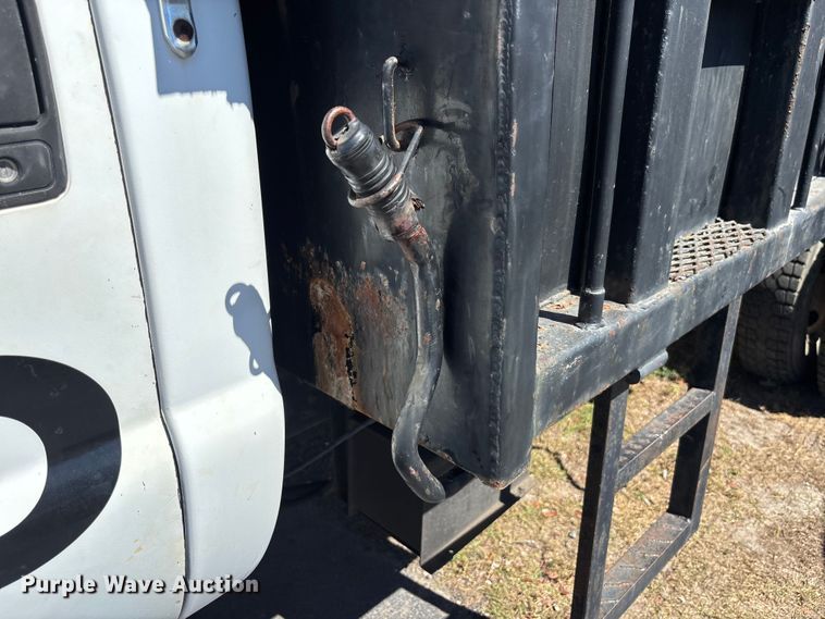 image for item DU0402 2000 Ford F650 dump truck