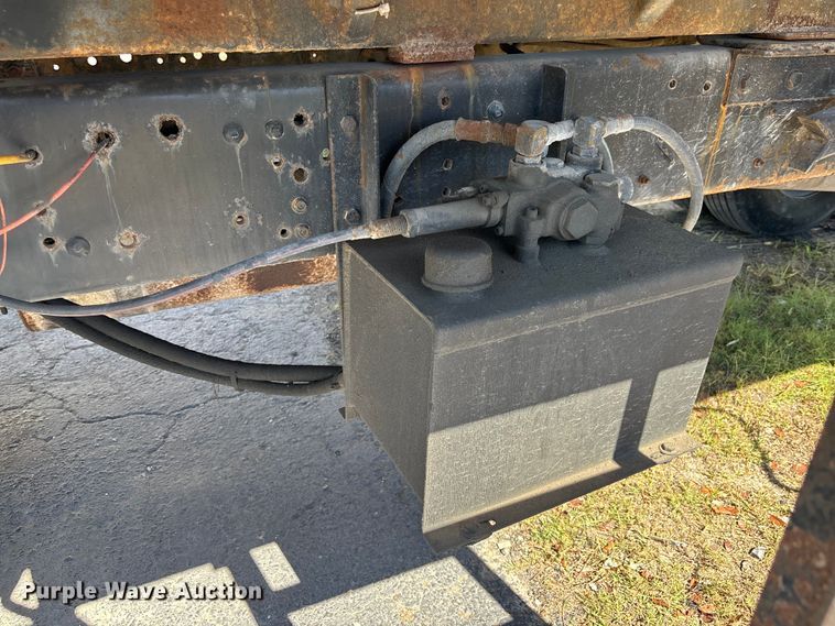 image for item DU0402 2000 Ford F650 dump truck