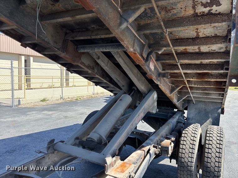 image for item DU0402 2000 Ford F650 dump truck