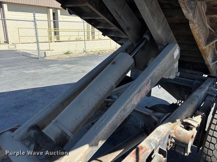 image for item DU0402 2000 Ford F650 dump truck