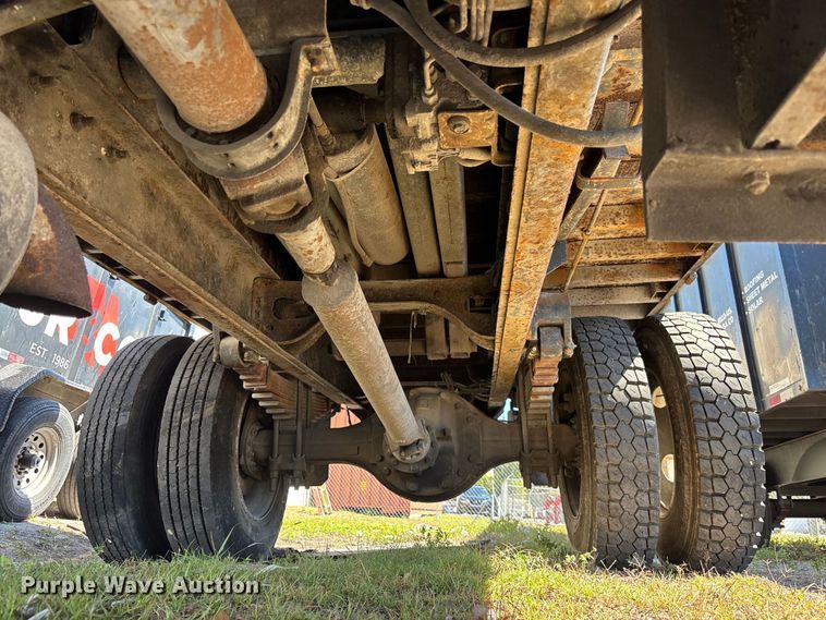 image for item DU0402 2000 Ford F650 dump truck