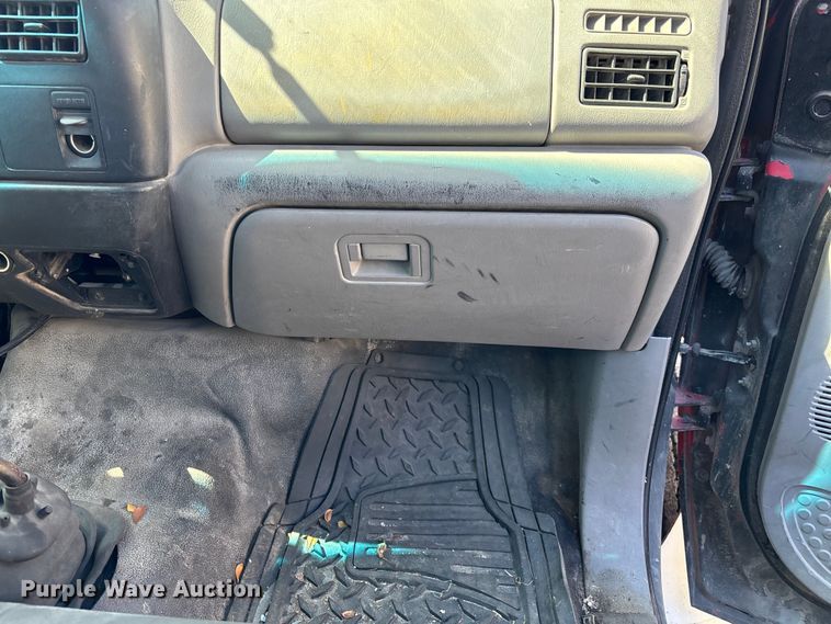 image for item DU0402 2000 Ford F650 dump truck